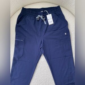 Women’s Yola highwaisted Figs scrub pant, size Medium in Navy